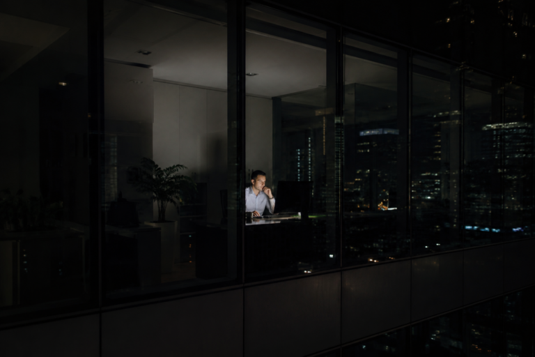 Homem trabalhando a noite no escritório